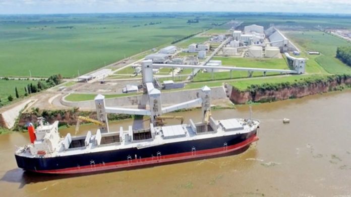 barco-parana Un estudio de UADE propone invertir US$10.000 millones en vías navegables secundarias para bajar costos logísticos y potenciar exportaciones del agro.