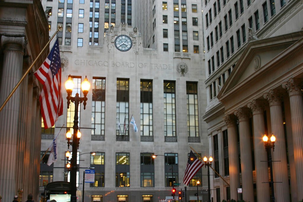 La fuerte liquidación de posiciones compradoras por parte de los fondos especulativos fue uno de los principales factores detrás de la caída reciente de soja, maíz y trigo en Chicago.