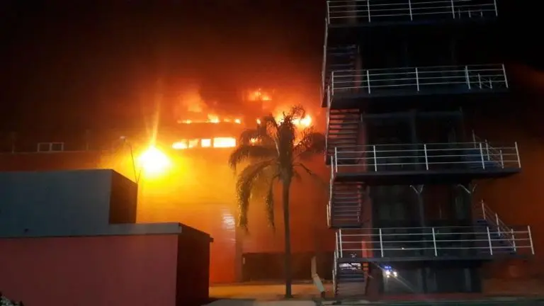 Unas siete dotaciones de bomberos Voluntarios de esa ciudad trabajaron para controlar el fuego, en un siniestro que causó daños materiales pero en el que en principio no se reportaron víctimas personales.