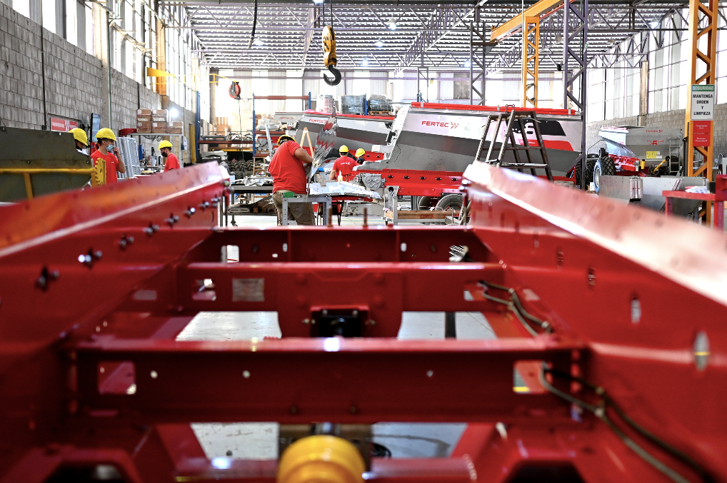 Luis Meineri, Director comercial en Fertec, dialogó en Palabra de Campo por Radio 10 con el periodista Daniel Aprile. La empresa argentina reafirmó durante 2020 su liderazgo en el mercado de fertilizadoras en el país y sigue creciendo en ventas. Escuchá la entrevista completa.