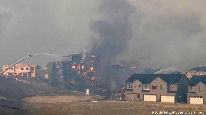 Al menos un área de más de 6 kilómetros cuadrados fue destruida por las llamas en Boulder, donde autoridades advierten de una situación letal debido a que el fuego está avanzando en una zonas habitadas y comerciales.