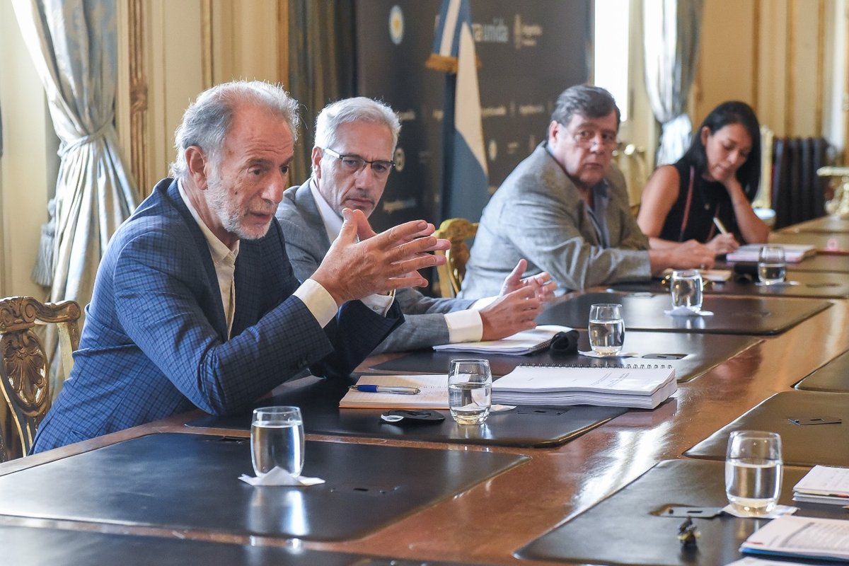 Funcionarios y representantes de bancos públicos analizaron 21 iniciativas para implementar, inicialmente en 12 provincias, con el objetivo de reconstruir el tejido productivo de las cadenas de valor regionales, generar más de 50.000 empleos y ampliar las exportaciones.
