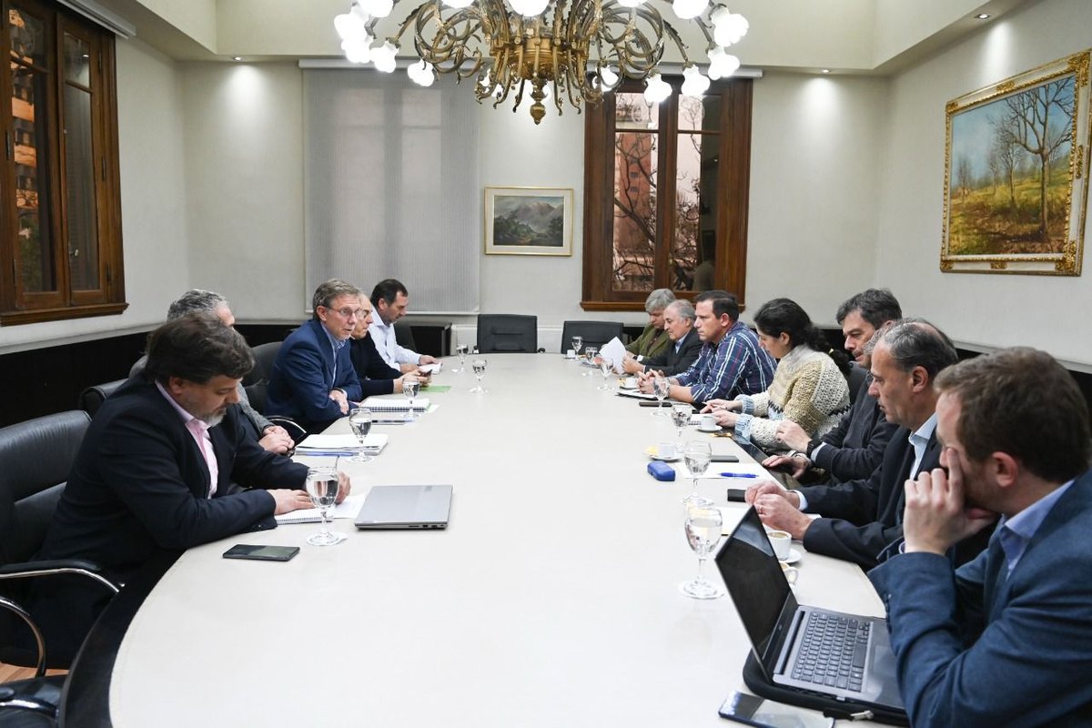 El encuentro formó parte del compromiso asumido el viernes pasado con los representantes de las entidades del agro para la búsqueda de soluciones rápidas a las necesidades del sector.