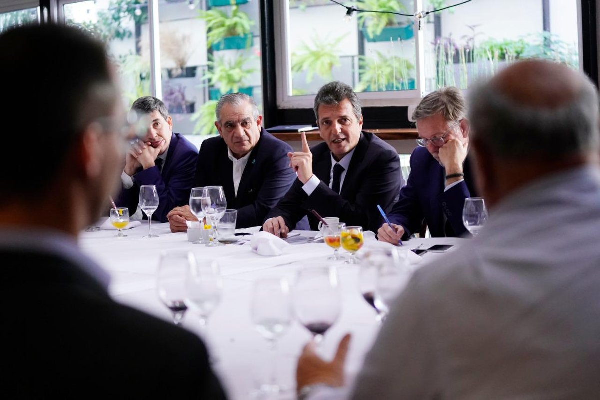 El ministro de Economía, Producción y Agricultura participó de un almuerzo en Coninagro junto al Secretario de Agricultura, Juan Jose Bahillo.
