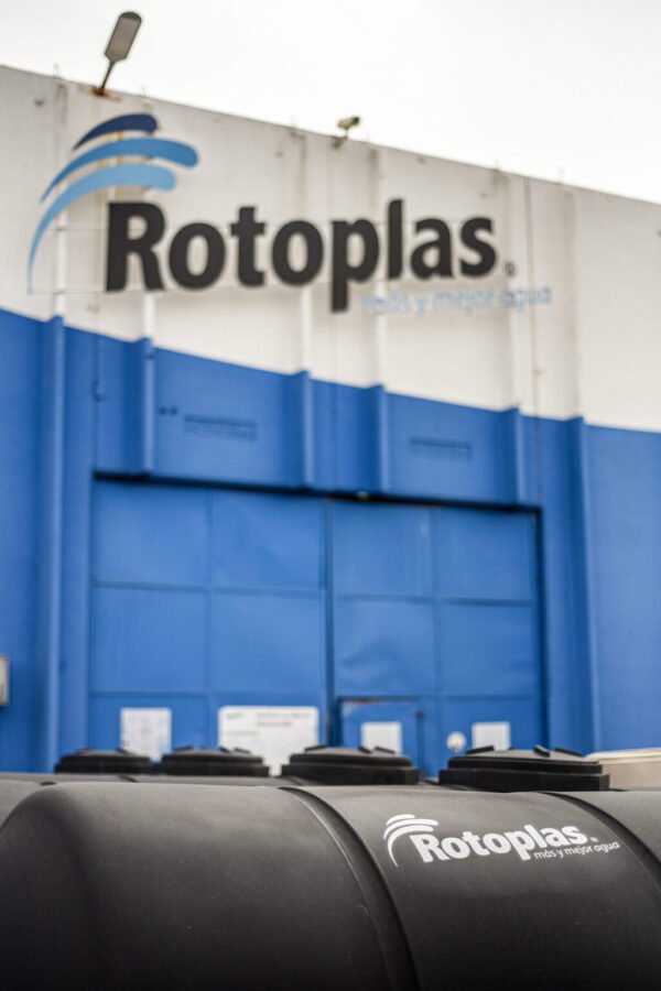 Grupo Rotoplas, empresa líder en soluciones para el ciclo agua, ofrece diferentes propuestas para la actividad agropecuaria con su amplia gama de tanques agro. Son ideales para almacenar todo tipo de líquido como: agua, fertilizantes, aceites, combustibles y otros 300 tipos de fluidos, también para conservar sólidos como alimentos y granos, algo imprescindible para este sector económico.