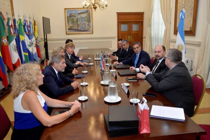 El-Director-General-de-Aduanas-de-Argentina-Guillermo-Michel-y-el-titular-de-la-Direccion-Nacional-de-Aduanas-del-Paraguay-Julio-Manuel-Fernandez-Frutos