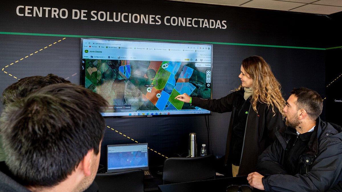 En una nueva edición de Expoagro, la compañía estará presente con un stand sumamente moderno e integrado entre John Deere y PLA, que incluye experiencias inmersivas y digitales para quienes visiten la muestra.