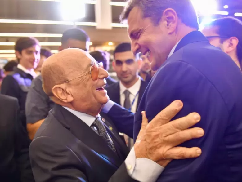 El ministro de Economía inauguró una nueva sucursal de la cadena nacional Coto en el municipio de Tigre.