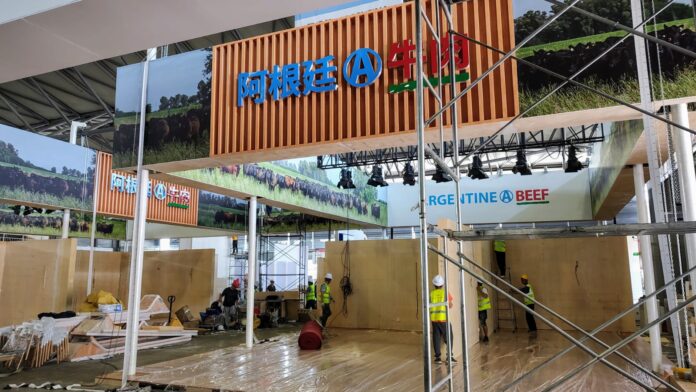 Construcción Stand Argentine Beef - SIAL China 2024 En la Exposición Rural, China aseguró que no penalizará a la carne argentina y aguarda la visita de Milei para firmar el protocolo de menudencias.