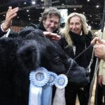 Lo aseguró en una visita a una exposición de la raza Angus. También habló del cepo al dólar y cuestionó al kirchnerismo: “Va a haber tipo de cambio libre cuando se empiecen a recomponer las cuentas”.