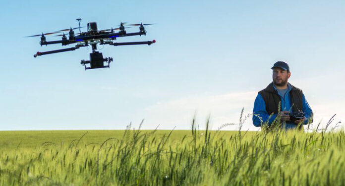 Dron equipado con cámara Sentera sobrevolando un cultivo para generar mapas de malezas – agricultura digital en acción.