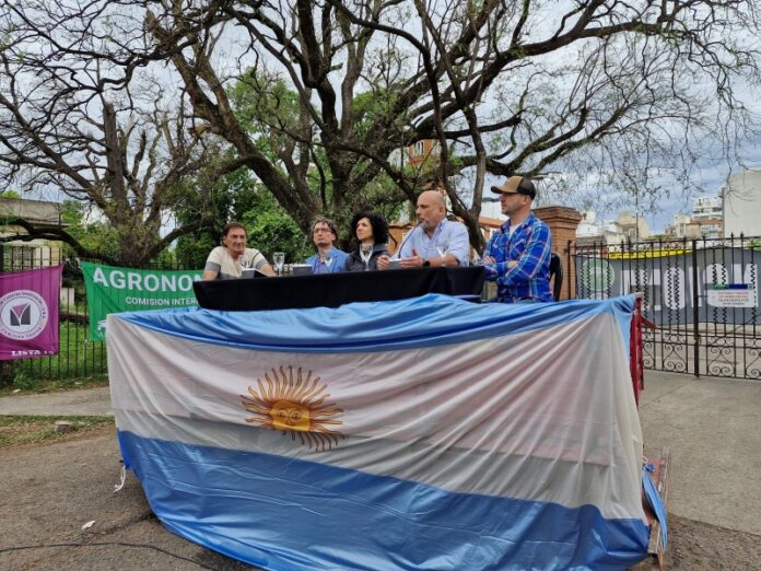 Autoridades de la Facultad de Agronomía y de Ciencias Veterinarias, junto a representantes de gremios docentes y nodocentes realizaron una clase pública para visibilizar la grave situación presupuestaria que atraviesan las universidades públicas y el sistema de ciencia y técnica de nuestro país. 