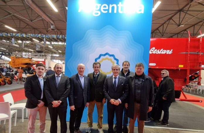 De Izq. A Der. Marco Stiuso (CAFMA), Patricio Pupi (Responsable sección económica Embajada de Argentina), Charlie O Brien (Secretario General de Agrievolution), Eugenio Schlossberg (Presidente del Directorio de Exponenciar) Marcelo Giusto (Embajador de Argentina en Italia) Patricio Frydman (Gerente Comercial de Exponenciar) Martin Schvartzman (CEO de Exponenciar).