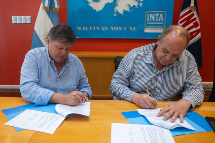 Martín Schvartzman, CEO de Exponenciar y Nicolás Bronzovich, presidente del INTA