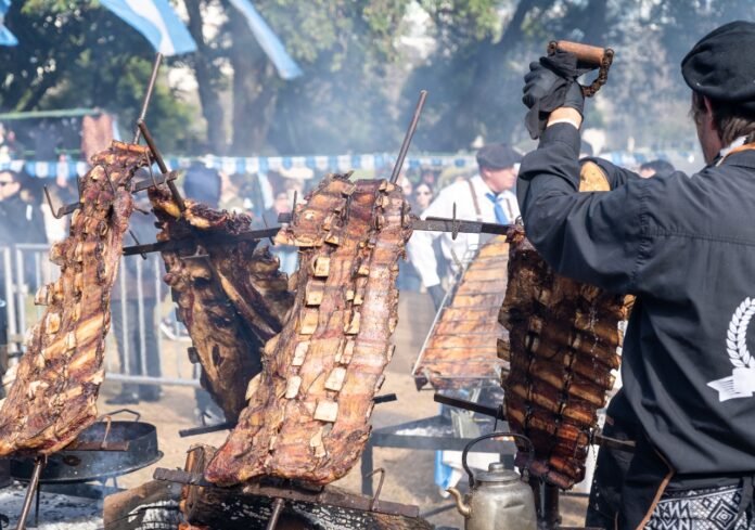 El precio del asado bajó hasta un 30% en la Patagonia por una medida del Gobierno que flexibilizó la histórica barrera sanitaria. Productores denuncian riesgos sanitarios y comerciales.