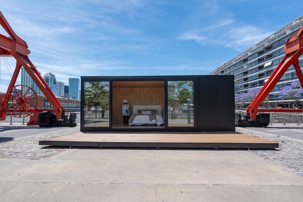 Con el objetivo de brindar una opción versátil y sustentable, la empresa IDERO presenta SUMbox y Lodge, dos proyectos modulares que se adaptan a diversas necesidades y entornos, que en menos de 3 meses están listos para ser instalados y así poder sumar un espacio extra a tus hogares.