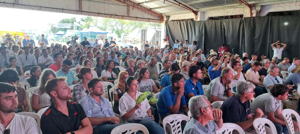 EnBio 2025 movilizó a una multitud de asistentes entre ingenieros agrónomos, ruralistas, empresarios, productores, técnicos, distribuidores y autoridades, quienes se acercaron a la ciudad de Victoria para aprender a sumar biológicos al sistema productivo y preguntar sobre cómo mejorar estrategias de manejo.