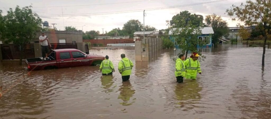 Juan Curzel, joven productor de Huanguelén, enfrenta inundaciones históricas que afectan su campo. Su compromiso con el arraigo rural destaca en tiempos de adversidad climática.​