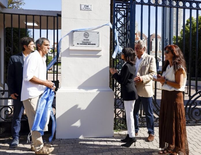 El presidente de la entidad, Nicolás Pino, junto a la familia de Luciano Miguens