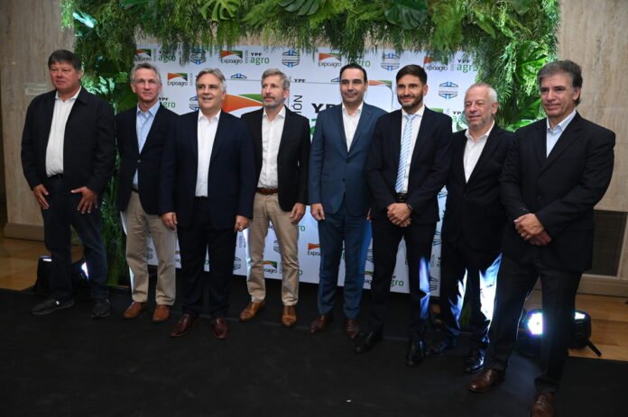 Martín Schvartzman, Fernán Saguier, directivo de La Nación, los gobernadores Martín Llaryora (Córdoba), Rogelio Frigerio (Entre Ríos). Gustavo Valdes (Corrientes), Maximiliano Pullaro (Santa Fe), y los directivos del Grupo Clarín, Martín Etchevers y Alberto Marina. Foto: Sebastián Granata del Diario Clarín