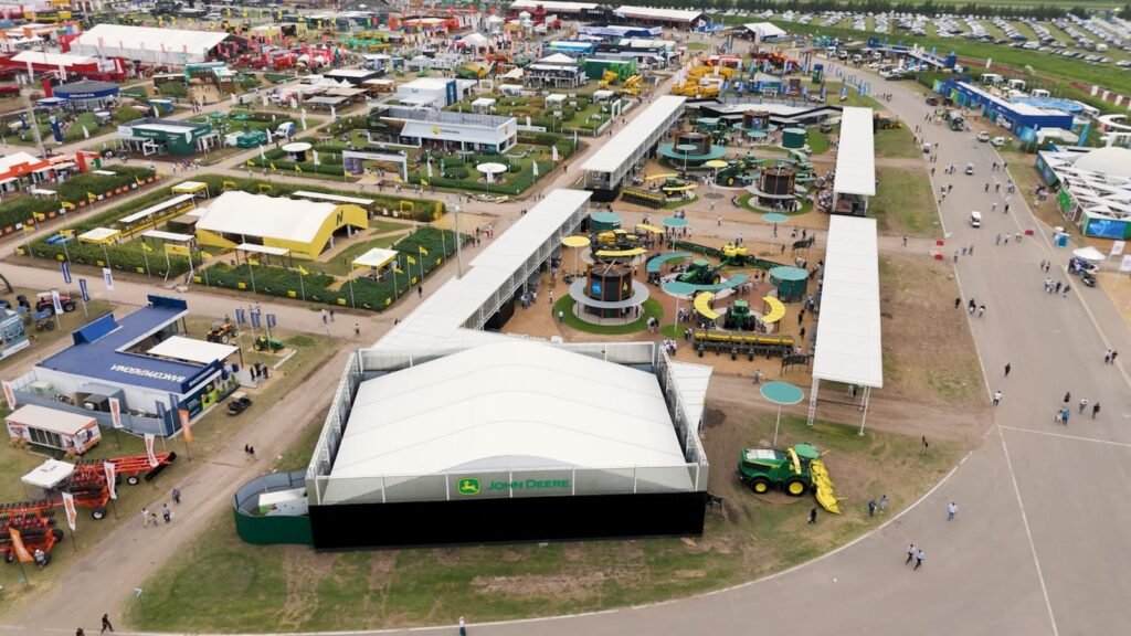 La compañía John Deere lanzó la nueva serie de cosechadoras S7 y el tractor 6190M, que prometen revolucionar la productividad del agro argentino. Además, lanzaron la sembradora AGP 3 Emerge TECH y el innovador 'Paquete Esencial' para actualizar equipos antiguos con tecnología de Agricultura de Precisión.