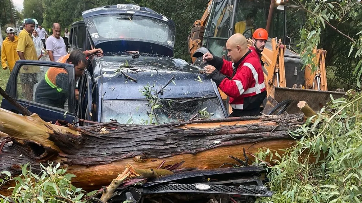 Funes sufrió graves daños por un temporal que dejó más de 100 familias afectadas. El Gobierno nacional enviará una ayuda económica de 2.000 millones de pesos para restaurar la ciudad.