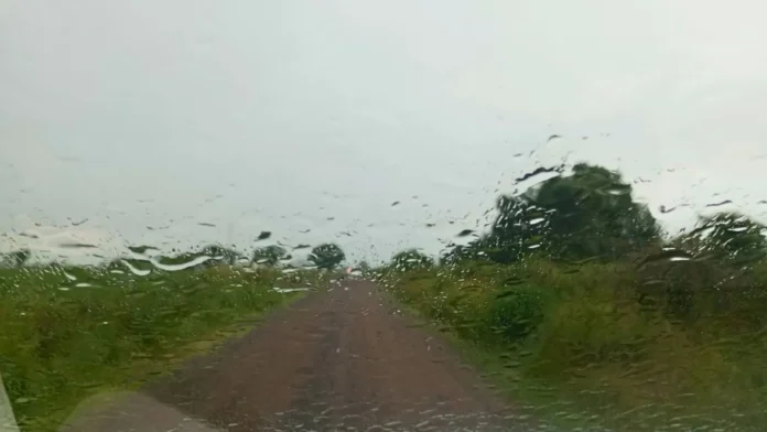 Las intensas lluvias anegaron campos y pueblos en el oeste de Formosa. Maquinaria vial trabaja contra reloj para canalizar el agua y evitar nuevos desbordes.