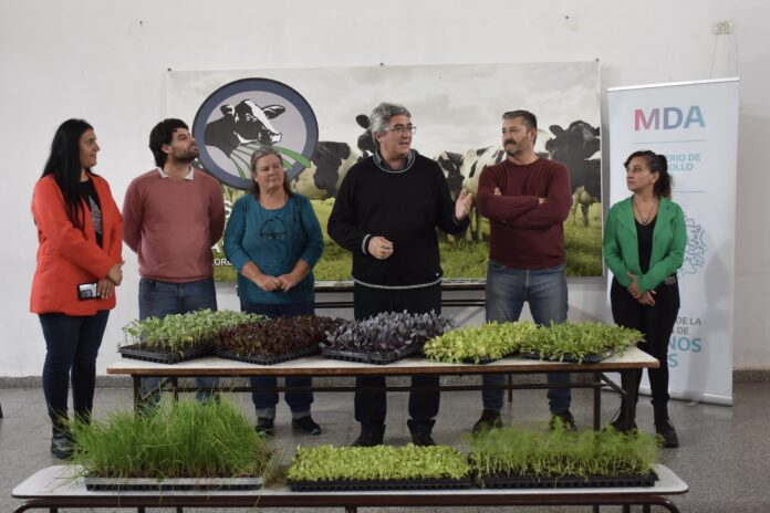 Javier Rodríguez entregó la habilitación ELEA para fabricación de quesos a una escuela agropecuaria