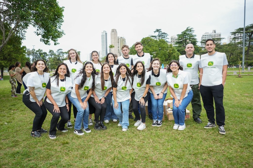 John Deere y Abel Pintos plantaron árboles nativos en Rosario en el marco del proyecto “Por una América Latina más Verde”, que busca plantar un millón de ejemplares antes de 2030.