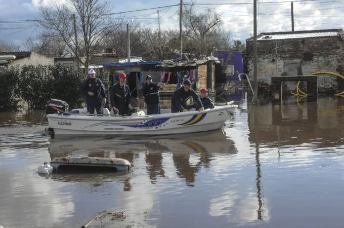 Lluvias récord de hasta 400 mm provocan inundaciones masivas, afectan la producción agropecuaria y obligan a evacuar a miles de personas en el norte y oeste bonaerense.