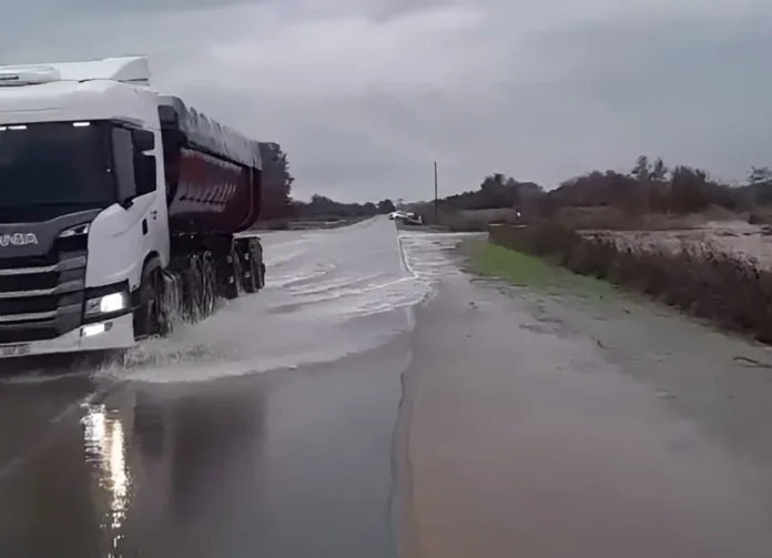 image-655 Temporal en Buenos Aires: cortes en rutas 9, 8 y 6 paralizan la logística agropecuaria