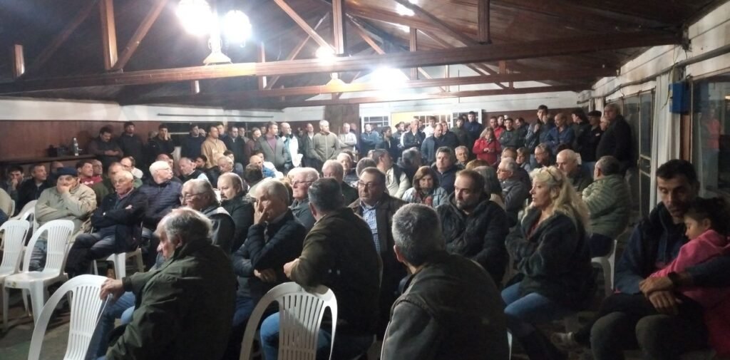 Más de 200 productores exigen dejar de pagar una tasa por el abandono de los caminos rurales