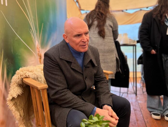 Durante un acto en Lobos, José Luis Espert anticipó que si el oficialismo gana en 2025, el campo vivirá su mejor etapa en 30 años. Confirmó que las retenciones se eliminarán y criticó los impuestos provinciales que ahogan al agro.