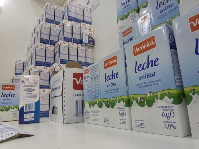 Lácteos Verónica enfrenta una grave crisis financiera que ha paralizado sus tres plantas en Santa Fe, poniendo en riesgo 700 empleos por deuda salarial.