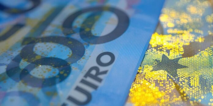 Billetes de euro flotando con reflejos azules y dorados.