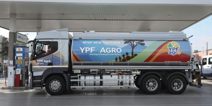 Camión surtidor de combustible con logo de YPF Agro.