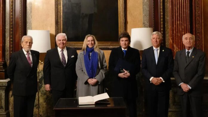 Javier Milei en el jockey club