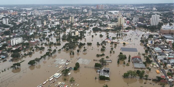 Inundación en Córdoba, Argentina, con agua cubriendo calles.