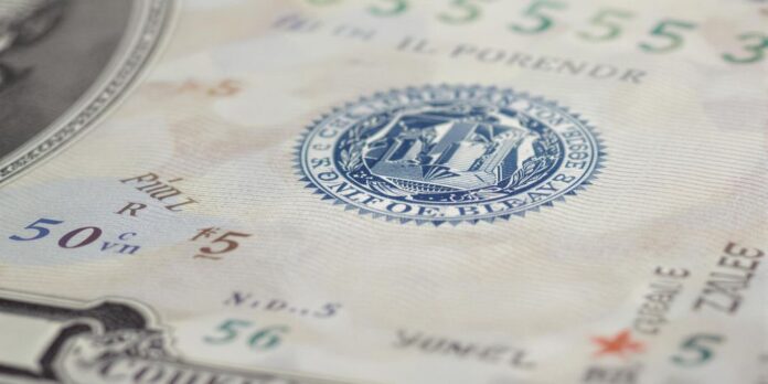 Billete de dólar estadounidense con sello azul.