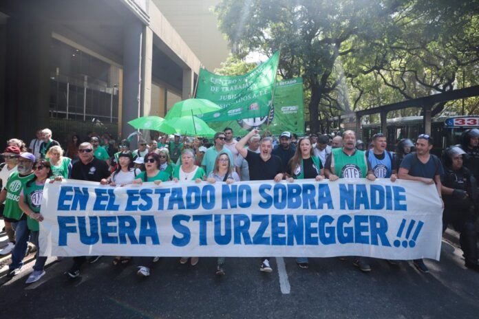 ATE se movilizó al Ministerio de Desregulación en la previa de la Marcha Nacional de Salud