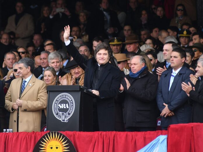 En la Exposición Rural de Palermo, Javier Milei anunció reducciones permanentes de retenciones al agro y pidió al campo que apoye su modelo económico. También defendió sus viajes y criticó a legisladores.