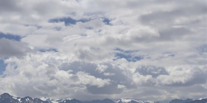 Cielo nublado sobre montañas nevadas en Mendoza.
