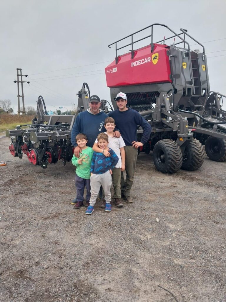 Mariano Ostan sembrando cultivos de invierno en Ramallo con sembradora Neo de Indecar