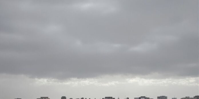 Rosario con nubes grises y lluvia ligera.