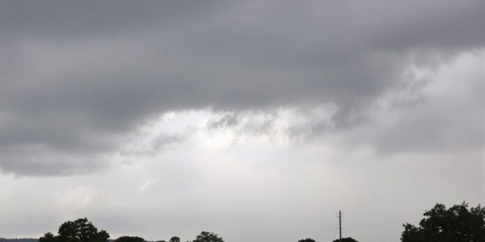 Cielo nublado con gotas de lluvia cayendo sobre un paisaje de Tucumán.