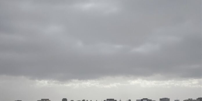 Rosario con nubes grises y lluvia ligera.
