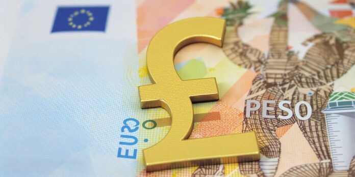 Billete de euro azul y símbolo de peso argentino.