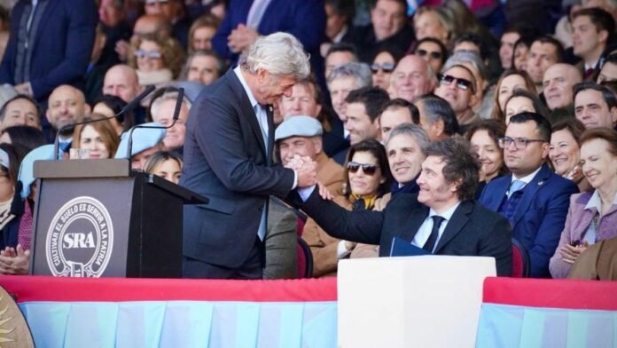 El Gobierno analizaría anunciar un bono para devolver el 50% de las retenciones al campo. El sector agropecuario espera señales concretas durante la exposición en Palermo.