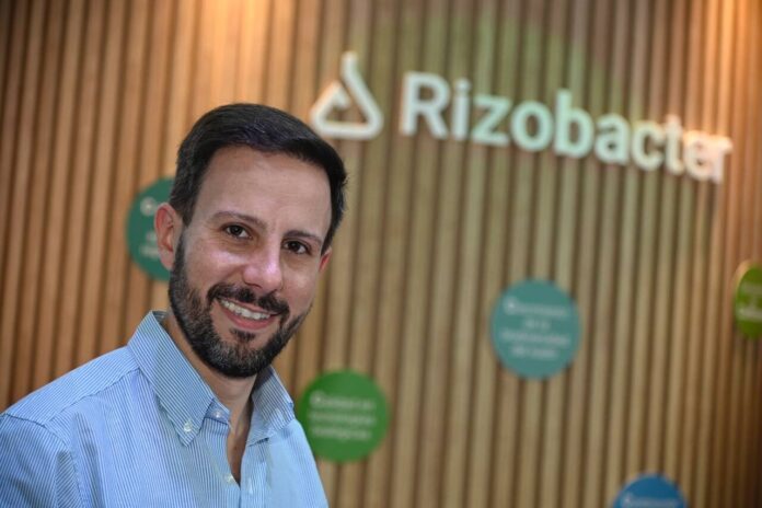 Agustín Biagioni, director global de Marketing de Rizobacter, presentó las últimas innovaciones de la compañía, que completan un ciclo de protección biológica desde la siembra hasta el almacenamiento de granos.