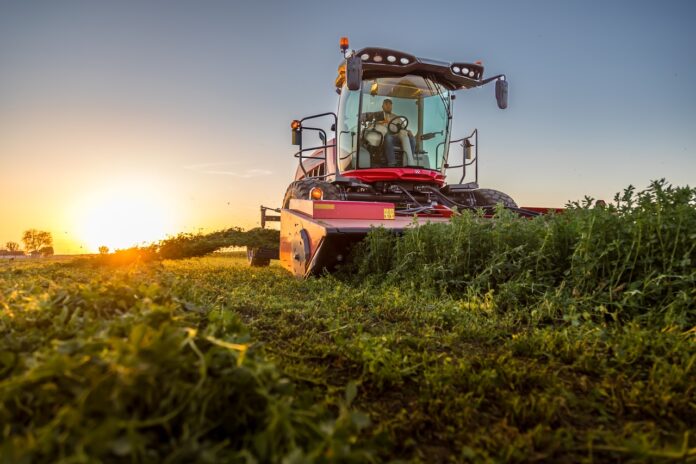 La nueva segadora autopropulsada Massey Ferguson WR235 Hesston fue presentada en Argentina con una jornada regional de capacitación técnica.
